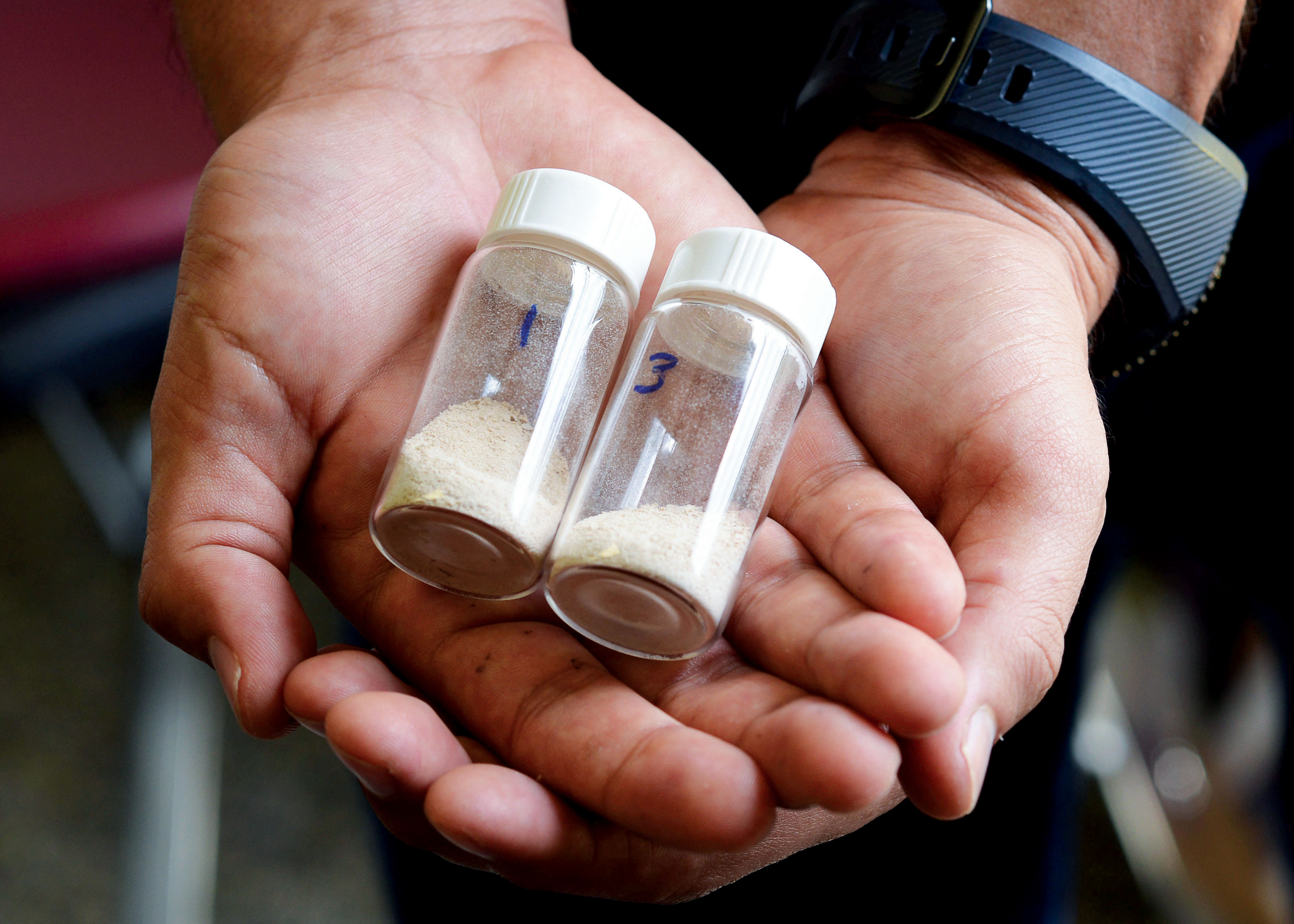 hands holding 2 containers of powderjpgjpg.jpg thumbnail